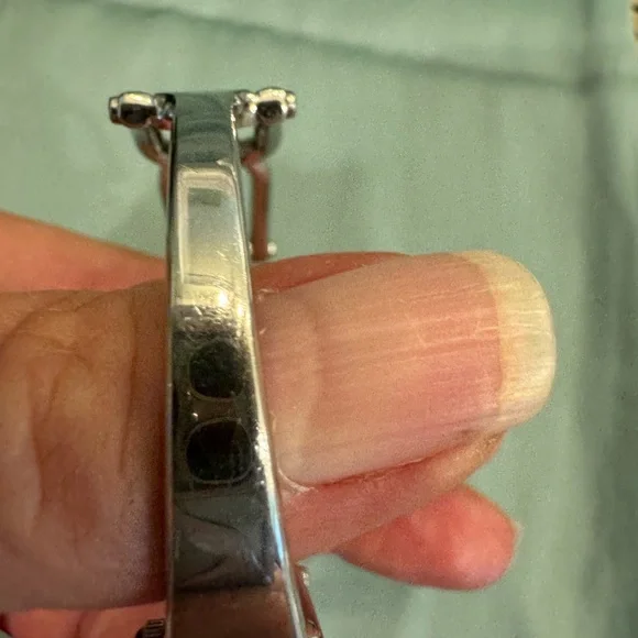 Authentic Gucci Watch 1500L Silver - Picture 4 of 8